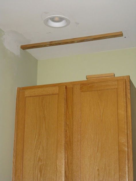 How to close the space above kitchen cabinets Kitchen Trim, Space Above Kitchen Cabinets, Cabinets To Ceiling, Top Of Cabinets, Cocina Diy, Painting Oak Cabinets, Trim Ideas, Above Kitchen Cabinets, Above Cabinets