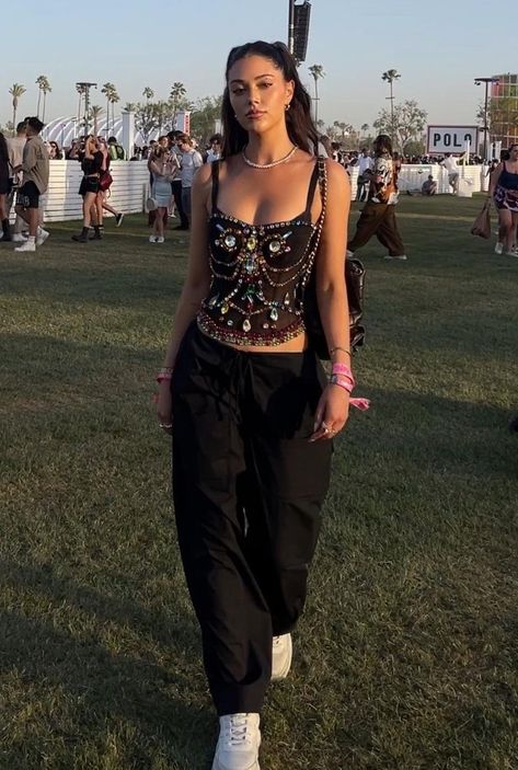 Suenos Festival Outfits, Simple Rave Outfits, Look Lollapalooza, Festive Outfits Christmas, Electro Festival Outfit, Casual Rave Outfits, Ultra Music Festival Outfits, Tomorrowland Outfit, Coachella Fits