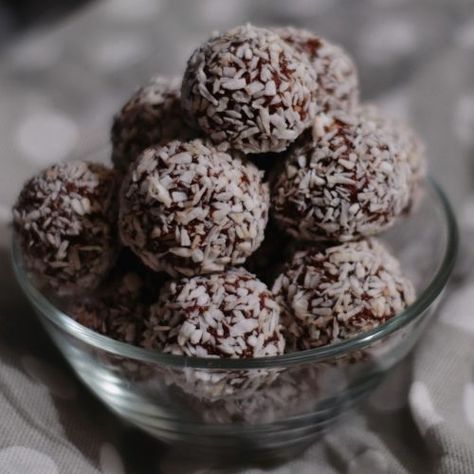 Chocolate Munchkin Balls - The Frugaler Dessert Cookies, Lime Cheesecake, Chocolate Graham Crackers, Easy No Bake Desserts, Candied Nuts, Bake Desserts, Dessert Ingredients, Candy Cookies, Easy Treats