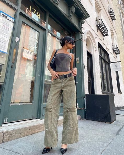 SHAY 🧿 on Instagram: "this butterfly belt is everything ʚїɞ" Kitten Heels Outfit, Summer Heels Outfit, Casual Heels Outfit, Jeans Heels Outfit, Jeans With Heels, Earthy Outfits, Heels Outfits, Baggy Clothes, Paris Street Style