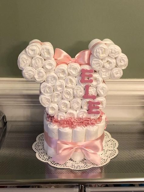 Minnie Baby Shower, Pamper Cake, Girl Diaper Cake, Diaper Gifts, Idee Babyshower, Minnie Mouse Baby Shower, Baby Shower Baskets, Disney Baby Shower