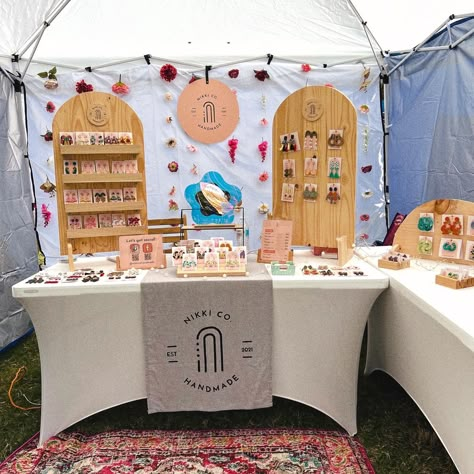 Vending Table Ideas Craft Fair Booths, Easy Pop Up Shop Display Ideas, Sale Table Display Vendor Events, Craft Table Display Show Booth, Art Vendor Booth Display Ideas, Jewelry Craft Fair Booth, Jewelry Trade Show Booth Ideas, Bazar Table Display, How To Set Up A Jewelry Display Table