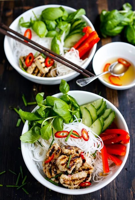 Vietnamese Vermicelli Bowl - With lemongrass chicken (or tofu) served over rice vermicelli noodles, veggies and basil and flavorful Vietnamese dressing (Nuoc Cham). Delicious!! Vietnamese Vermicelli Bowl, Vietnamese Vermicelli, Vermicelli Bowl, Feasting At Home, Lemongrass Chicken, Plats Healthy, Vietnamese Cuisine, Munnar, God Mat