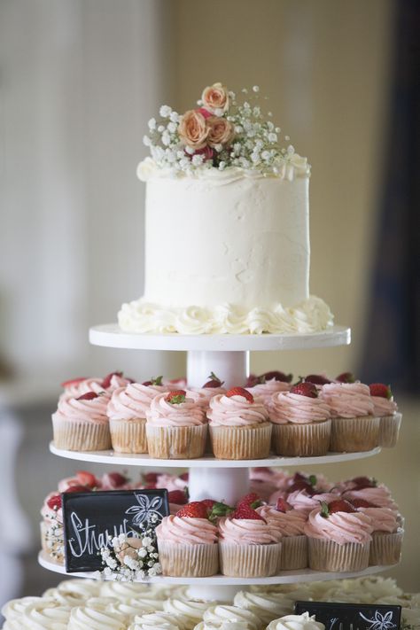 White Wedding Cake With Strawberry Cupcakes Spring Wedding Cakes, Wedding Strawberries, Spring Wedding Cake, Wedding Alters, Small Wedding Cakes, Themed Wedding Cakes, Amazing Wedding Cakes, Wedding Cakes With Cupcakes, White Wedding Cakes