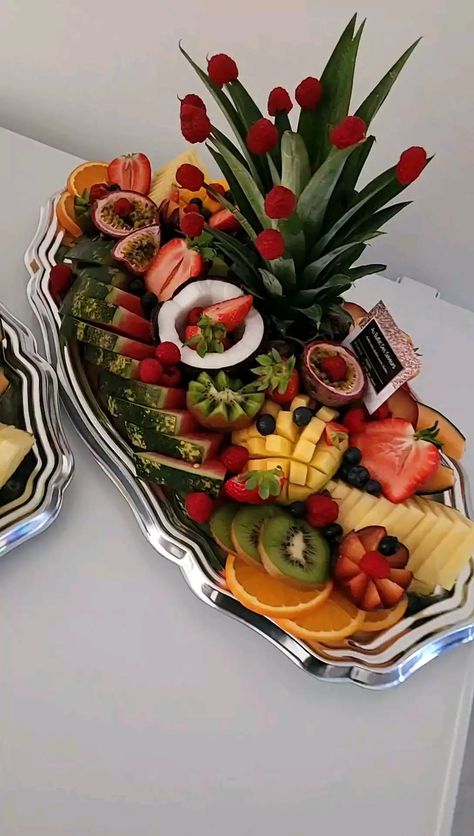 Pretty Fruit Platter, Fruit Board Ideas, Luxurious Desserts, Plateau Fruit, Plateau Fruits, Fruit Salad Decoration Ideas, Greek Food Party, Fruit Composition, Fruit Salad Decoration