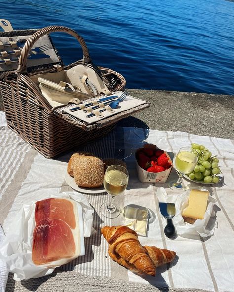 ☀️🌊 copenhagen foodie restaurant lunch brunch vibe european aesthetic breakfast chill cool picnic croissant date wine sea basket Picnic Croissant, Brunch Aesthetic, Restaurant Lunch, Aesthetic Breakfast, Picnic Aesthetic, European Aesthetic, Mamma Mia, Croissant, Summer Aesthetic