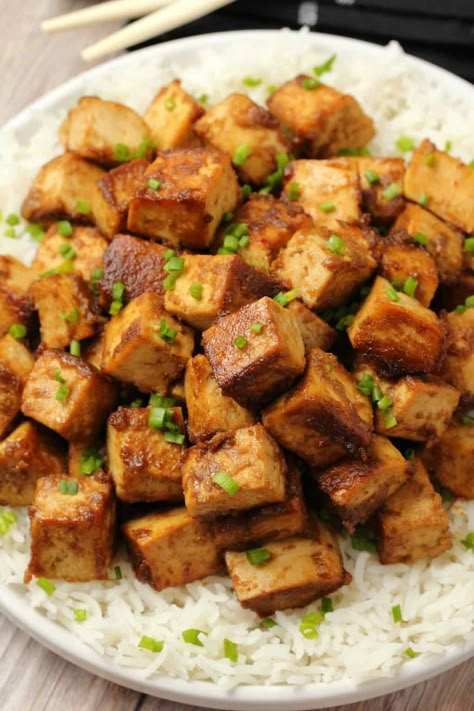 This marinated tofu is super simple and perfect for a quick and easy dinner. It's satisfying and high in protein and will turn you into a massive tofu fan! #vegan #plantbased | lovingitvegan.com Vegan Entrees, Tofu Recipes Vegan, Marinated Tofu, Tofu Dishes, Quick And Easy Dinner, Healthy Work Snacks, Tofu Recipes, Vegetarian Recipes Dinner, Meatless Monday