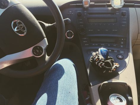 Scrunchies on the gear shift. Driving Stick Shift Aesthetic, Stick Shift Aesthetic, Shift Aesthetic, Driving Stick Shift, Shifting Aesthetic, Car Decorating, Cars Interior, Car Things, Stick Shift