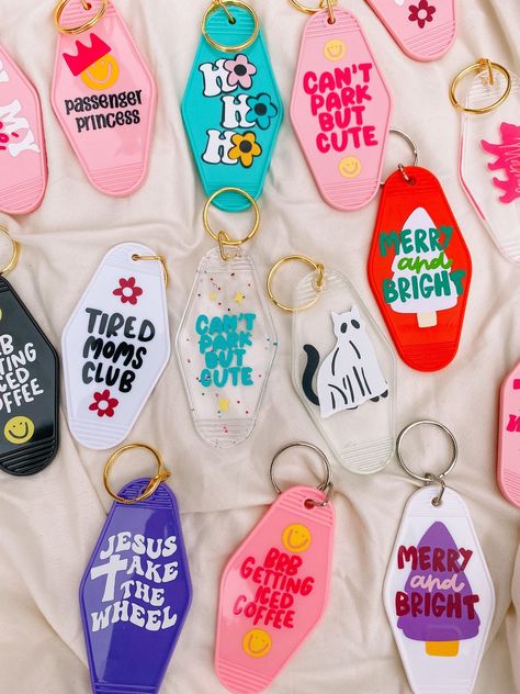 Nostalgia for the good old days with these vintage motel keychains. Find your favorite at a local flea market or online! #vintage #motel . #Diy_Keychain_Cricut #Creative_Things_To_Make_And_Sell #Cute_Cricut_Projects_To_Sell #Diy_Gifts_Cricut_Craft_Ideas Cricut Luggage Tags Acrylic, Diy Keychain Cricut, Cricut Things To Make And Sell, Cricut Projects Aesthetic, Vinyl Keychain Ideas, Vinyl Projects To Sell, Cricut Keychain Ideas, Motel Keychain Ideas, Keychain Ideas Diy