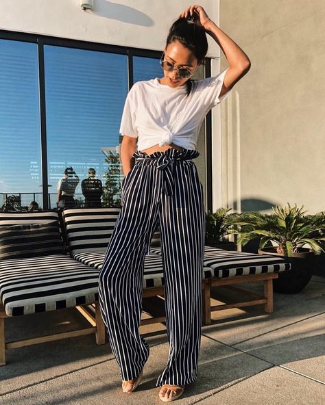 Sun-kissed in the Boyfriend Tee. ☀️ Photo b Striped Trousers Outfit, Patterned Pants Outfit, Spring Pants Outfits, Striped Pants Outfit, Fitting Outfits, Flowy Pants Outfit, Outfits Playa, Stripe Pants Outfit, Paperbag Hose