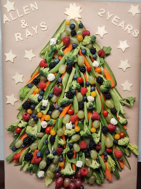 Christmas Tree Vegetables, Christmas Tree Relish Tray Ideas, Christmas Fruit Veggie Tray, Christmas Tree Crudite Platter, Veggie Tray For Christmas, Christmas Vegetable Tray Ideas, Christmas Tree Vegetable Tray, Vegetable Christmas Tree Platter, Veggie Tray Christmas Tree