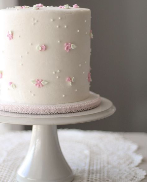 Small 6 Inch Cake, White Cake Pink Flowers, Smash Cake Flowers, First Birthday Cake Flowers, Cake With Tiny Flowers, Pink And White Smash Cake, Nude Birthday Cake, Simple Pink Birthday Cake, White Cake With Pink Flowers