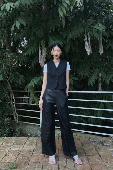 Waistcoat Woman Street Style, Women Waistcoat Outfit, Waistcoat Woman Outfit, Black Waistcoat Outfit, Vest Women Outfit, Retro Outfits For Women, Waistcoat Outfit Women, Vest Street Style, Waistcoat Outfit