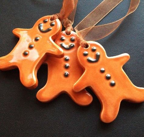 Tidgy ceramic gingerbread man - Folksy Christmas Ornaments Pottery, Clay Decorations, Hantverk Diy, Ceramic Christmas Decorations, Slice Of Cake, Gingerbread Man Christmas, Gingerbread Ornaments, Ornament Cookies, Ceramic Inspiration