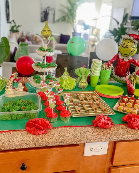 Grinch Birthday Party Grinch Watch Party, Merry Birthday Party Ideas, Two-ville Grinch Birthday, Merry Grinchmas Party, Grinch Kids Christmas Party, Grinch Party For Kids, The Grinch Birthday Party Ideas, Grinch Birthday Party Games, Grinch Sleepover Party