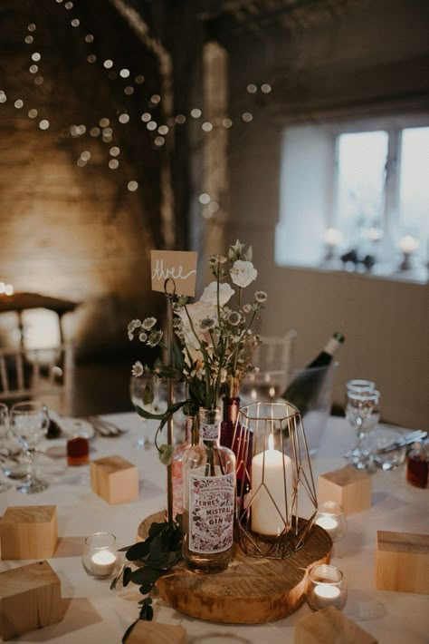 Diy Glass Bottle Wedding Decor, Wine Bottle Table Decor Wedding, Wedding Table Decorations Glass Bottles, Rustic Bottle Centerpieces, Pub Wedding Table Decorations, Gin Wedding Centrepiece, Glass Bottle Table Decor, Whisky Table Wedding, Bottle Decoration Ideas Wedding