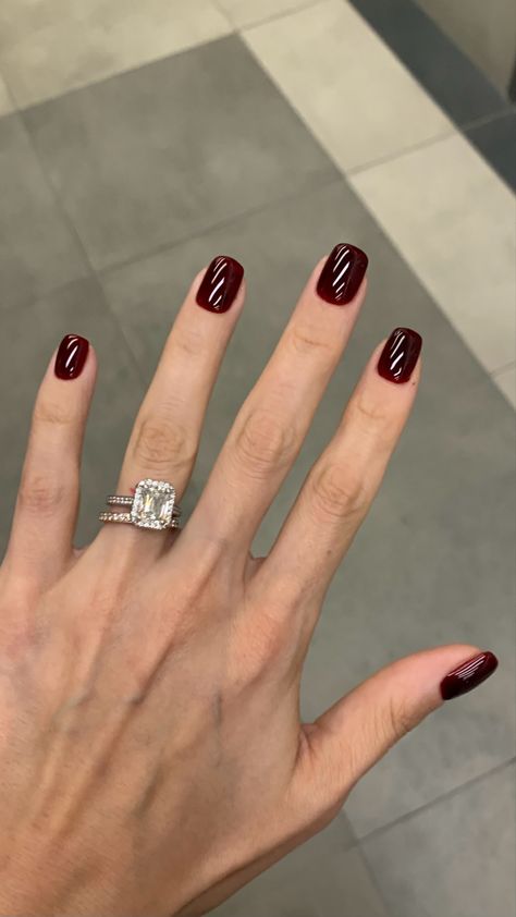 Squoval Nails Color, New Year Nails Square Short, Short Classy Nails Round, Nails Idea For Short Nails, Fall Nails Rounded Square, New Years Nail Short, Short Gel Nails Burgundy, New Year Short Nails Design, Burgundy Short Square Nails