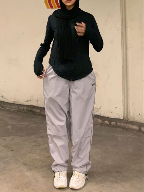 [AffiliateLink] 50 Top Run Outfit For Women Hijab Tricks To Check Out In All Season #runoutfitforwomenhijab Modest Athletic Outfits, Hijabi Sports Outfit, Hijab Gym Outfit, Hijab Sport Outfit, Sporty Outfits Summer, Black Hijab Outfit, Run Outfit, Top Run, Modest Gym