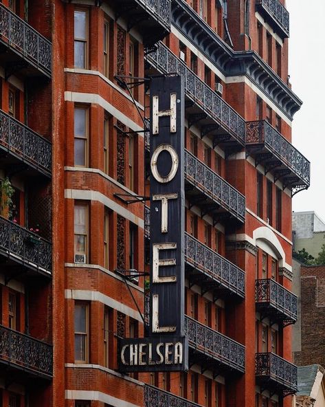 Hotel Chelsea Nyc, Hotel Chelsea, Bohemian Apartment, Chelsea Nyc, Chelsea New York, Chelsea Hotel, Colorful Space, Damien Hirst, Hotel Project