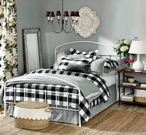 Buffalo Check: Black & White Year-Round Home Decor Ideas Buffalo Check Bedroom, Buffalo Plaid Bedroom, Plaid Bedroom, Bedroom Updates, Pallet Furniture Bedroom, Decor Pillows, Spare Bedroom, Design Del Prodotto, Trendy Home