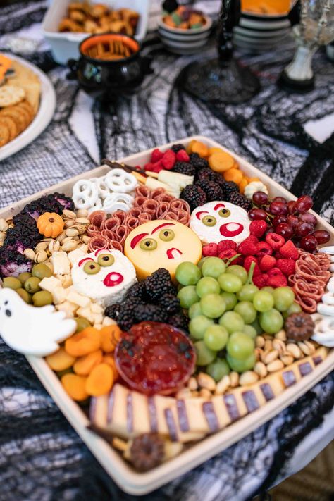 Hocus Pocus Party Ideas - LoChandler.com Hocus Pocus Party Ideas, Halloween Cocktail Party, Hocus Pocus Movie, Fun Drink Recipe, Hocus Pocus Party, Party Spread, Party 2023, Halloween Cocktails, Fall Cookies