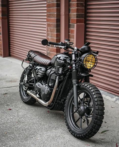 Motone® on Instagram: “🇺🇸 Reppin' Motone in Los Angeles @motoxventure and his Street Twin 900 👇 Upgrades ⚡ Bedlam Slashcuts ⚡ Ribbed Side Panels ⚡ Viper Seat…” Triumph Street Twin 900, Custom Bonneville, Triumph Street Twin Custom, Triumph 900, Motorcycle Triumph, Classic Honda Motorcycles, Honda Nighthawk, Triumph Street Scrambler, Triumph Street Twin