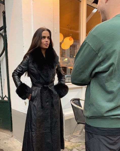 Naomi Anwer 🍋 on Instagram: “the look u give ur bf when he doesn’t agree with u” Trench Coat Outfit Aesthetic, Coat Outfit Aesthetic, Outfits With Fur Coats, Leather Trench Coat Outfit, Naomi Anwer, Princess Energy, Fur Trench Coat, Dress Like A Parisian, Elegant Outfit Classy