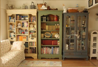 Mismatched Bookcases - I'm liking this idea more & more, but I would want them all painted in the same color. (yellow?) Shabby Chic Bookcase, وابي سابي, Interior Vintage, Hus Inspiration, Design Del Prodotto, Home Library, Shabby Chic Furniture, A Living Room, Chic Furniture