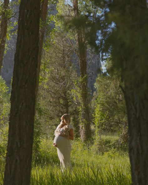 Maternity Pictures Mountains, Forest Maternity Photos, Forest Pregnancy Photoshoot, Photoshoot Ideas Maternity, Maternity Photoshoot Ideas, Pregnancy Ideas, Maternity Photography Poses Outdoors, Pregnancy Announcement Ideas, Maternity Photoshoot Outfits