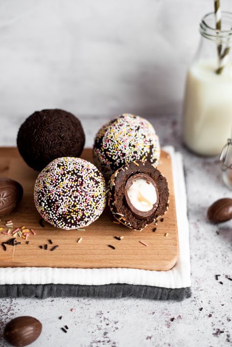 https://www.bakingmad.com/recipes/creme-egg-scotch-egg Ultimate Brownie Recipe, Scotch Eggs Recipe, Ultimate Brownies, Cadbury Creme Egg, Scotch Eggs, No Egg Cookies, Creme Egg, Kinds Of Desserts, Easter Baking