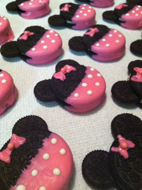 Minnie Mouse Birthday Party Ideas | Photo 23 of 38 | Catch My Party Gökkuşaği Pasta, Γενέθλια Mickey Mouse, Kotak Bento, Minnie Mouse Birthday Party Ideas, Disney Desserts, Kreative Snacks, Minnie Mouse Baby Shower, Minnie Birthday Party, Minnie Mouse Theme