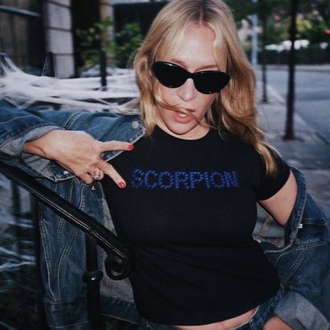 Chloe Sevigny 90s, Chloe Sevigny Style, Chloë Sevigny, Chloe Sevigny, Party Girls, Mode Inspiration, New Yorker, Scorpion, Fashion Inspo Outfits