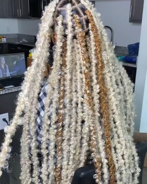 Coloured Butterfly Locs, Thick Butterfly Locs, Extended Butterfly Locs, Blonde Butterfly Locs, Long Butterfly Locs, December Hairstyles, Braid Out Natural Hair, Butterfly Braids, Butterfly Locs Crochet Hair