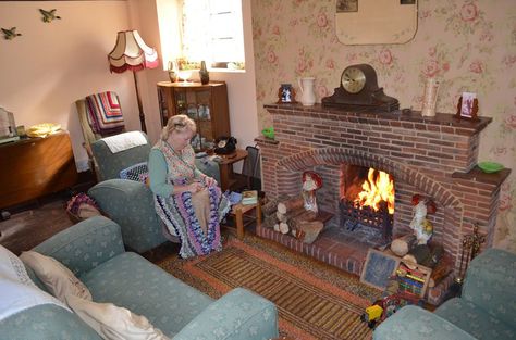 1940s sitting room Lady making a rag rug at the Old Forge Wartime House Sittingbourne Kent Wartime House, 1940s Interior Design, 1940s Living Room, 1930s Living Room, 1940s Furniture, 1940s Home Decor, 1930s Home Decor, 1940s Interior, Sala Vintage