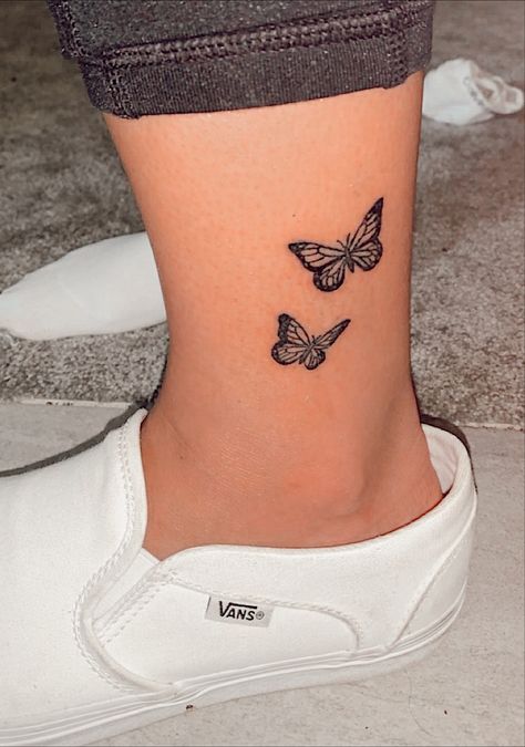 Butterfly Flower Ankle Tattoo, Butterfly Tattoos On Ankle, Inside Ankle Tattoos, Butterfly Foot Tattoo, Butterfly Leg Tattoos, Tattoo Papillon, Random Nails, Butterfly Legs, Monarch Butterfly Tattoo