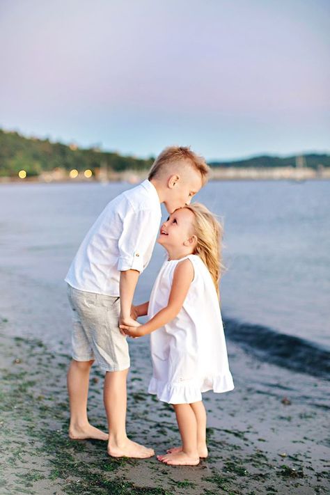 Summer family photo shoot, beach family photos, summer pictures, summer family photos, summer family photo ideas, beach themed ideas. Sand, nautical, water, beach, brother, sister, sibling, love, family, photography. Family Photo Shoot Beach, Sister Beach Pictures, Sibling Beach Pictures, Family Photos Summer, Brother Sister Pictures, Brother Sister Photos, Photo Shoot Beach, Sibling Photography Poses, Sibling Photo Shoots