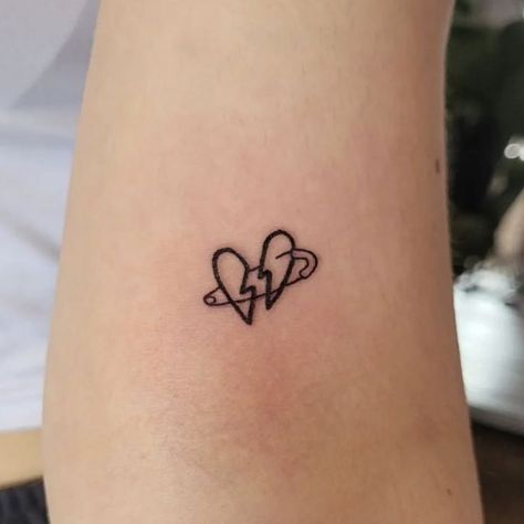 In this article, we collected meaningfully broken heart tattoos for the skin if you want to tell the world about the heartbreak experience. Check it to inspire trendy designs and ideas. Heart Break Tattoos Ideas, 5sos Safety Pin Tattoo, Mending Heart Tattoo, Tattoo For Brokenness, Fixed Heart Tattoo, Small Breakup Tattoos, Breaking Heart Tattoo, Healing Heart Tattoos For Women, Tatoos After Heartbreak