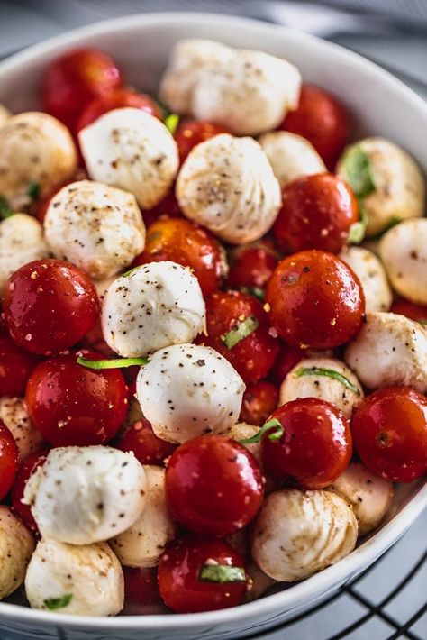 Mozzarella Pearl Salad, Ensalada Caprese, Vegetable Salads, Cherry Tomato Salad, Mozzarella Balls, Simple Family Meals, Budget Family Meals, Simple Meals, Tomato Mozzarella