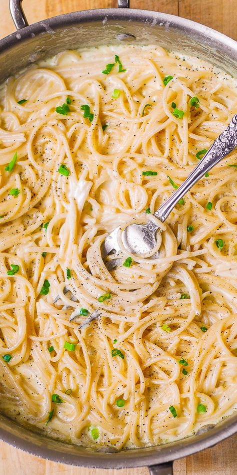 Cheese Garlic Pasta, Garlic In Olive Oil, Garlic Pasta Sauce, Italian Pasta Sauce, Makanan Italia, Pasta Sauce Recipe, Cream Sauce Pasta, Garlic Spaghetti, Resep Pasta