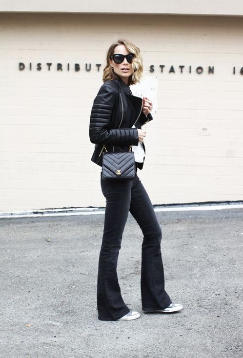 Casual Office Fashion, Blazer En Cuir, Minimalist Moda, Look Jean, Woman In Black, Jeanne Damas, Gisele Bundchen, Stil Inspiration, Black Flare