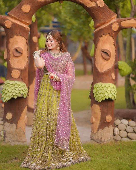 Mehndi Frocks, Simple Mehndi Dresses, Mehendi Dress, Pakistani Mehndi Dress, Kids Party Wear Dresses, Mehndi Dress, Time Travelers, Urdu Novel