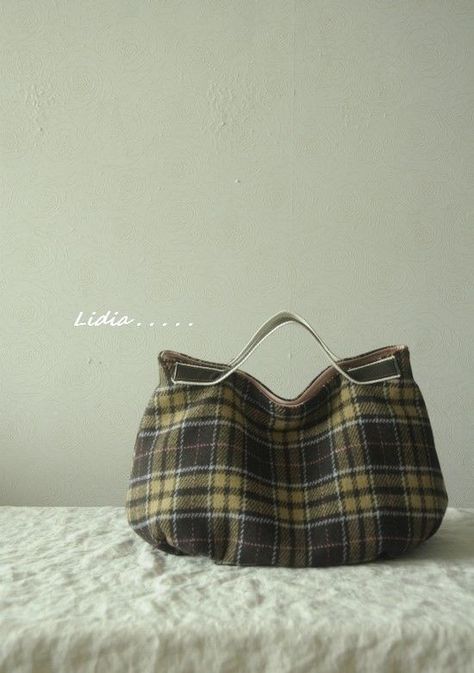 Diy Fashion Bags, Diy Bags No Sew, Plaid Tote Bag, Japanese Bag, Plaid Tote, Wool Bags, Textile Bag, Diy Handbag, England Style