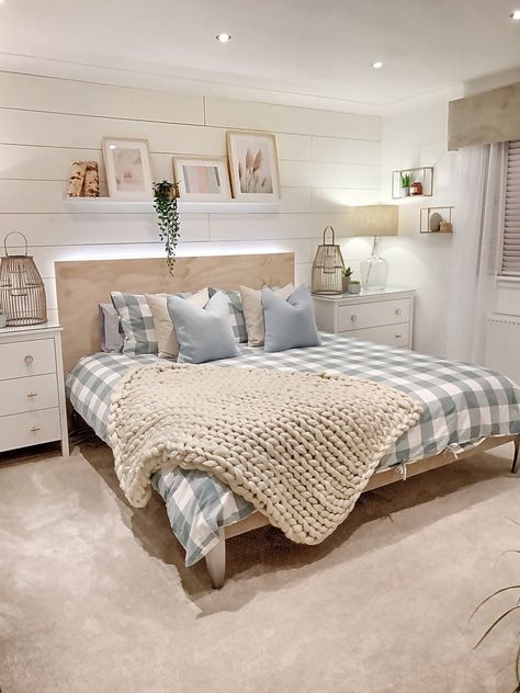 Shiplap Room, Shiplap Bedroom, Wall Decor Master, Feature Wall Bedroom, White Shiplap Wall, Bedroom Wall Hangings, Bedroom Wall Designs, Accent Wall Bedroom, Bedroom Wall Decor