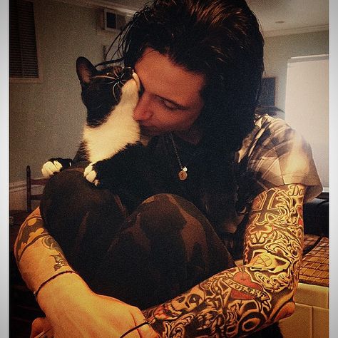 Love this. ANDY BIERSACK with his cat << someone must type his name in all caps a lot. feeling a typo there lol c: Maze Runner Maze, Billy Joe Armstrong, Andy Biersak, Jake Pitts, Juliet Simms, Seshomaru Y Rin, Andy Sixx, Ashley Purdy, Ronnie Radke