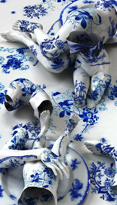 Porcelain Tattoos by Kim Joon https://www.youtube.com/watch?feature=player_embedded=hVk3Ieb456s Tattoo Korean, Konst Designs, Cerámica Ideas, Kim Joon, Blue And White Porcelain, Painted Porcelain, Arte Fantasy, Korean Artist, Sculpture Installation