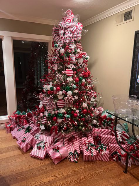 Lots Of Presents Under The Tree, Big Christmas Gifts, Lots Of Presents, Tree With Presents, Presents Under The Tree, Pretty Christmas Trees, Christmas Tree With Presents, Fun Christmas Activities, Christmas Dreaming