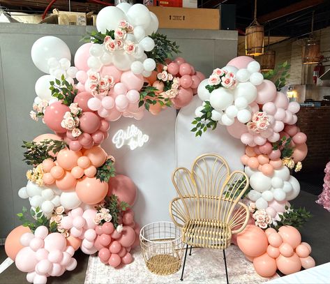 A beautiful organic balloon garland in shades of rosewood, pink, peach and white. With added florals and greenery. Pink Balloon Arch With Greenery, Peach And Pink Balloon Garland, Pink Peach Balloon Garland, Balloon Garland Floral, Pink Balloon Arch With Flowers, Pink Floral Balloon Arch, Flowers In Balloon Garland, Love Shack Fancy Balloon Garland, Balloon And Flower Arch