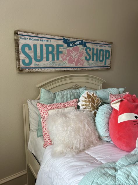 When I asked her what kind of bedroom she wanted now that she’s getting her own space and a big ten year old…her choice was “beachy/surf girl” (hence why her little sister decided to have “beachy/Nantucket girl” room. Surfer Room, Surf Room Decor, Ocean Room Decor, Beach House Room, Beachy Room Decor, Summer Room Decor, Beach Room Decor, Beachy Bedroom, Surf Room