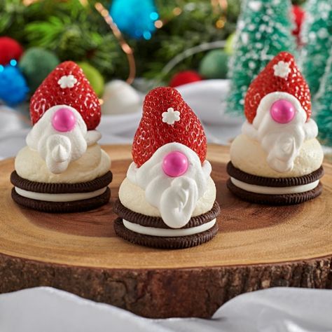 Oreo No Bake Cheesecake, Oreo No Bake, Bulk Cookies, Strawberry Tops, Cute Christmas Desserts, Christmas Yummies, Easy Christmas Treats, Cookie Snack, Chocolate Sandwich