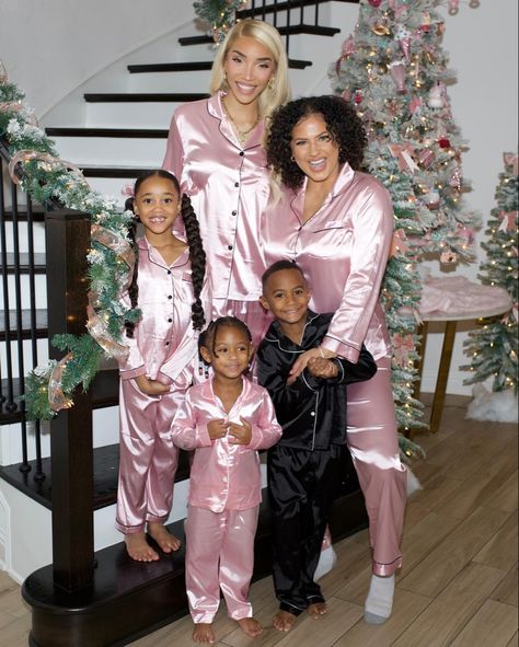 Black Girls Luxury Lifestyle, Pajamas Aesthetic, Pretty Christmas Decorations, Mommy Moments, Beautiful Photoshoot Ideas, Holiday Photoshoot, Family Photoshoot Outfits, Family Christmas Pictures, Christmas Shoot